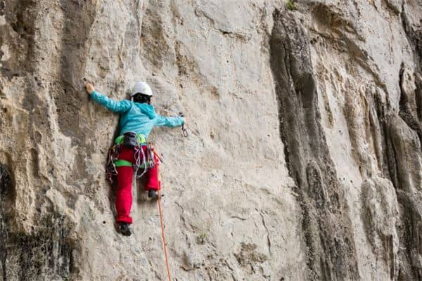 梦见爬山悬崖峭壁,万丈深渊,是何解?