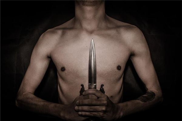 梦见自己被人用匕首扎出血