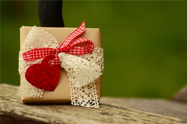 梦见别人给我东西,钱和物品我都送给了别人