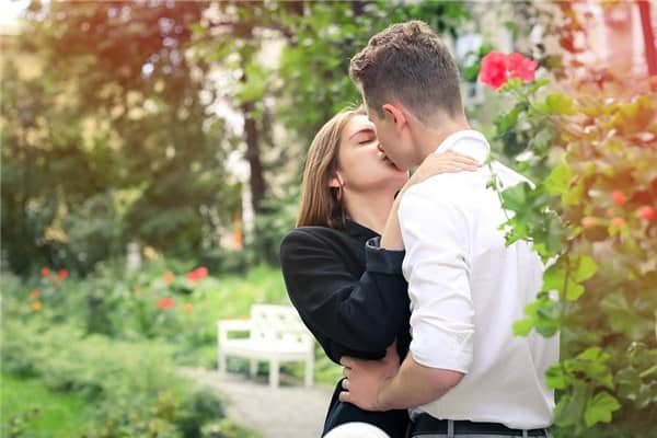 梦到了女人亲我是什么意思