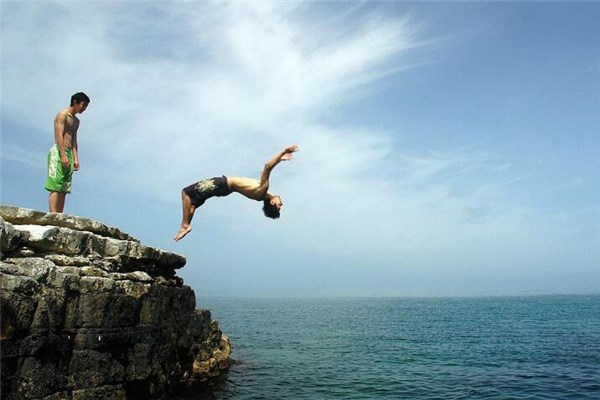 梦到有人跳水是什么意思