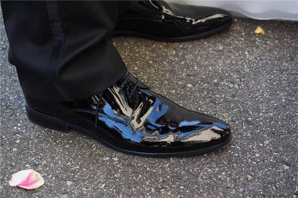 梦到穿新皮鞋是什么意思