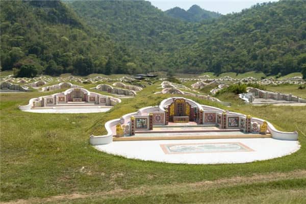 梦到了坟墓长草是什么意思