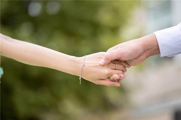 梦到了手心长毛是什么意思