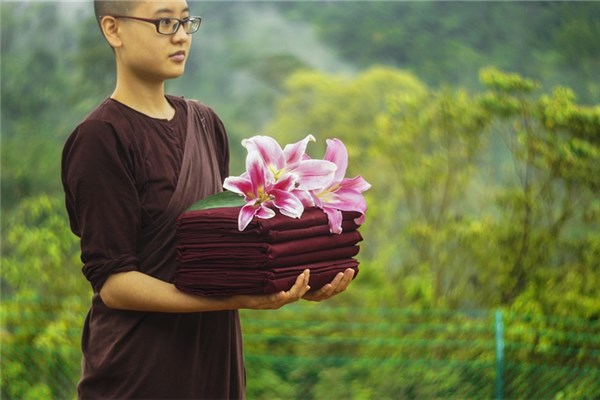 梦到了穿袈裟是什么意思