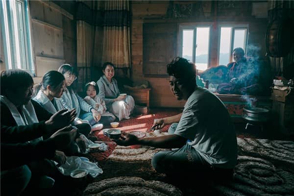 梦到了好多人来家里是什么意思