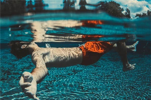 梦到孩子掉到水里是什么意思