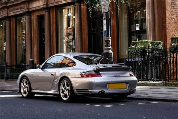 梦到了汽车掉进水里是什么意思