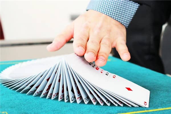 梦见看别人打牌是什么意思