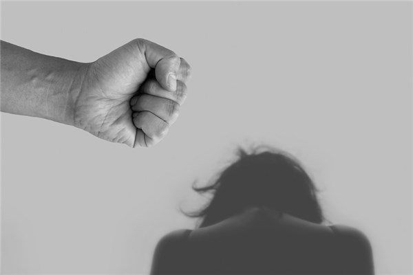 梦见女人被打是什么意思