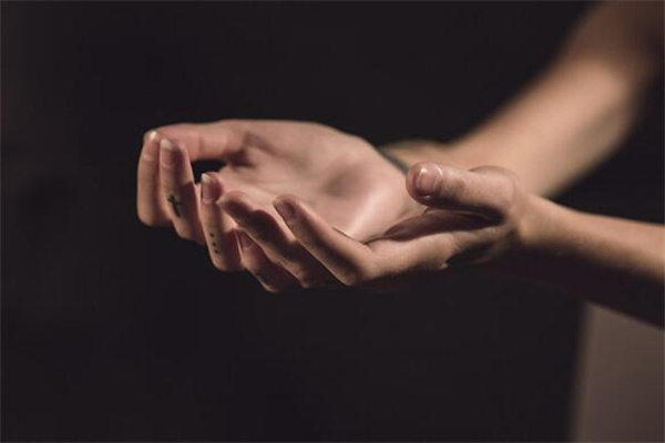 梦到了手沾大便是什么意思