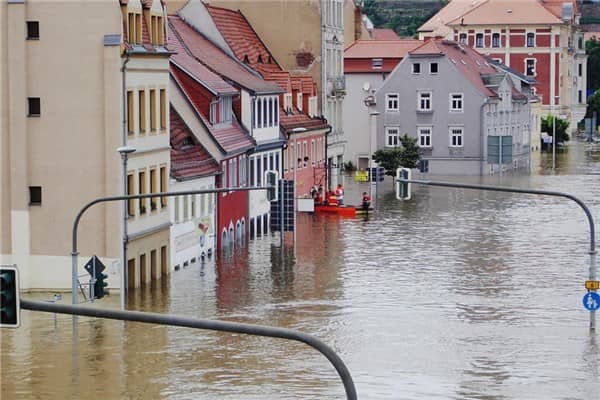 梦到下雨涨水是什么意思