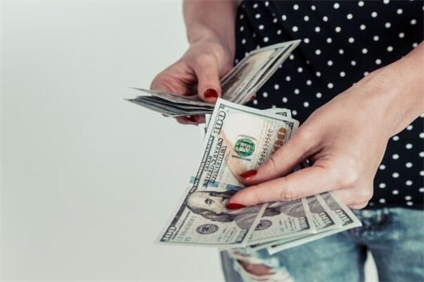 梦到死人借钱是什么意思