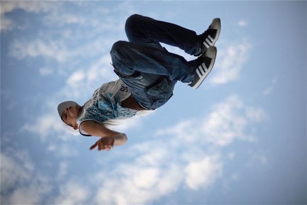 梦见别人高空坠落