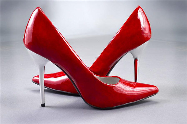 梦见穿高跟鞋是什么意思