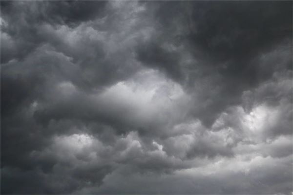 梦见天空乌云密布