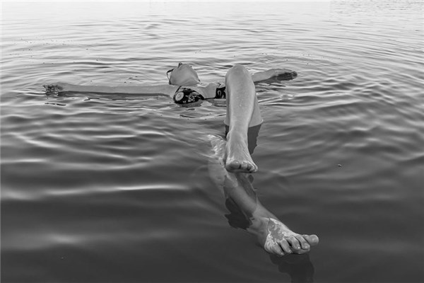 梦到了水里死人是什么意思