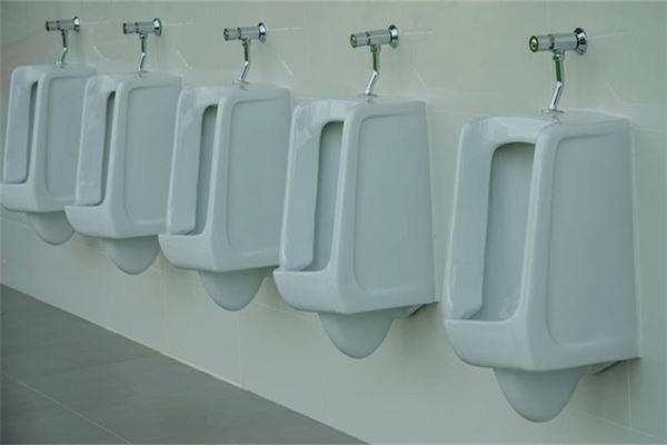 梦见公共厕所小便