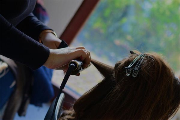 梦到了被别人剪头发是什么意思