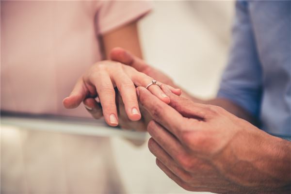 梦见带钻石戒指