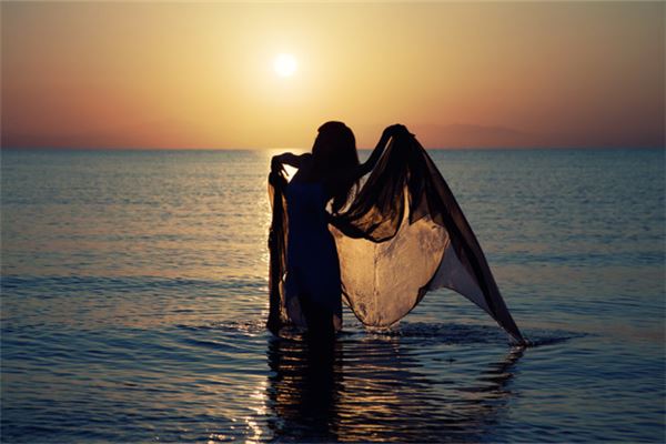 梦见在水里跳舞