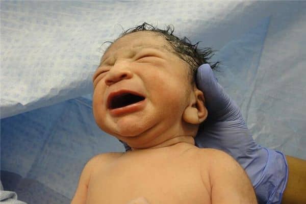 梦见自己在医院生孩子