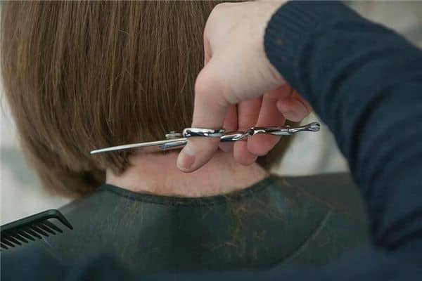 梦见给别人剪发