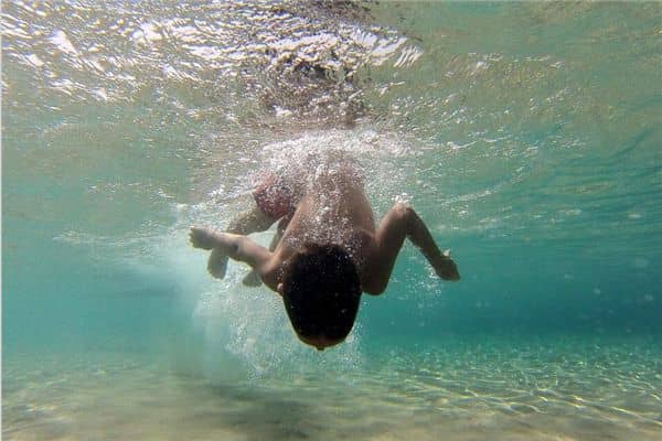 梦见小孩掉进水里